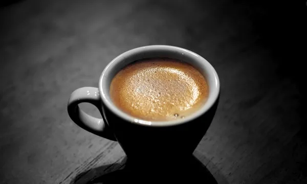 Espresso-Puck mit sichtbarem Channeling