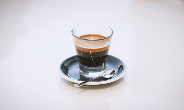 Kaffeevollautomat bereitet Kaffee auf Knopfdruck zu