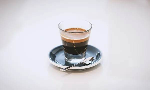 Kaffeevollautomat bereitet Kaffee auf Knopfdruck zu