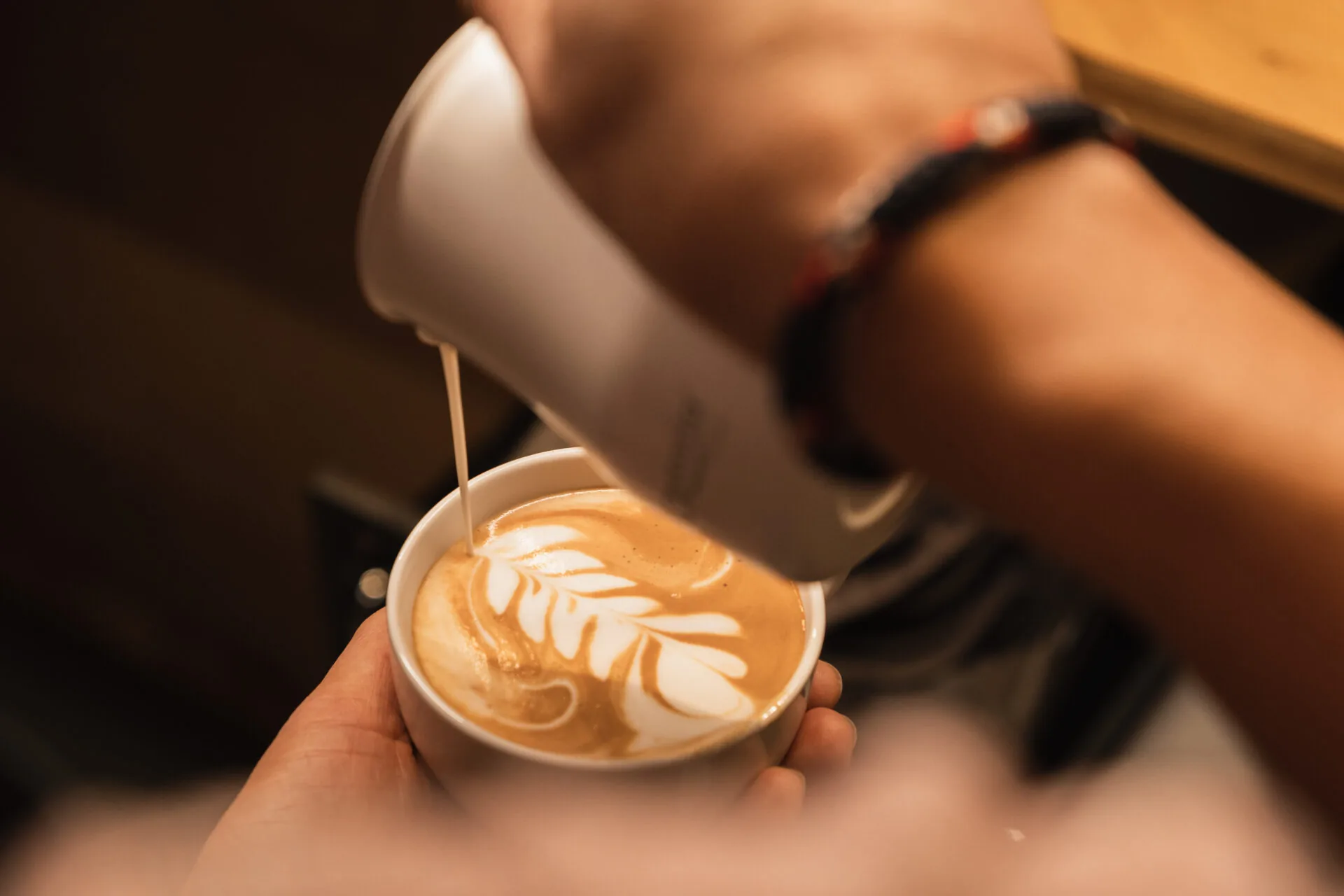 Latte Art Rosetta gießen