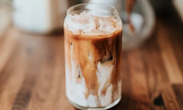 Barista tampert Kaffeepuck mit korrektem Druck