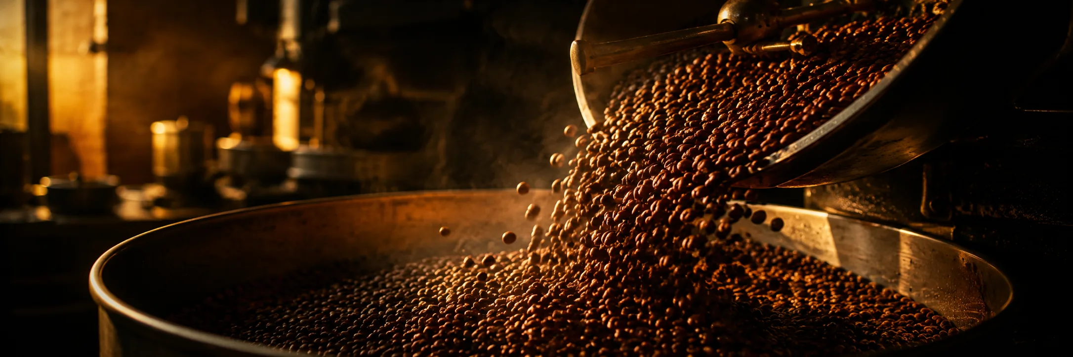 Frisch geröstete Kaffeebohnen fließen aus dem Trommelröster